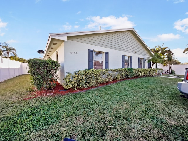 view of side of property featuring a lawn