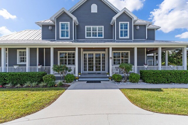 farmhouse inspired home featuring a front lawn