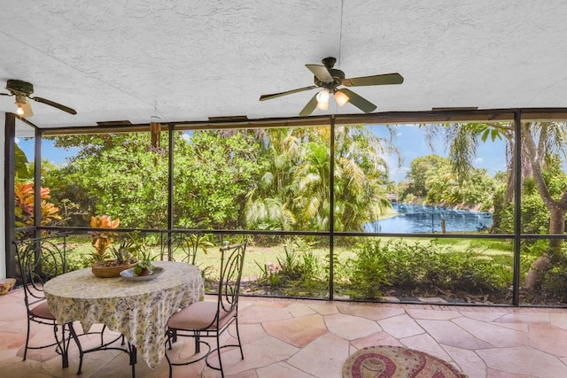 sunroom with ceiling fan