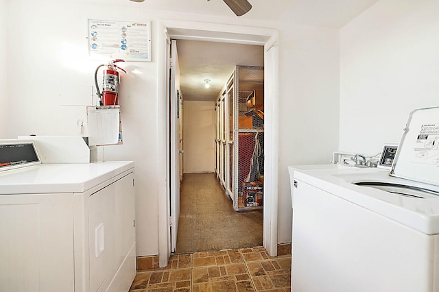 laundry room with ceiling fan and independent washer and dryer