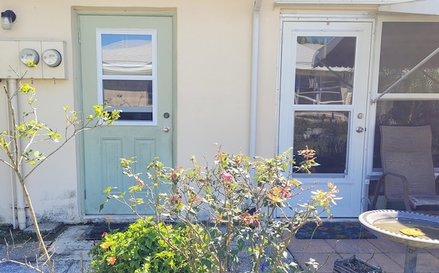 view of exterior entry featuring stucco siding