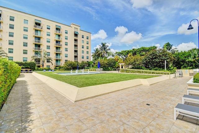 view of property's community featuring a lawn