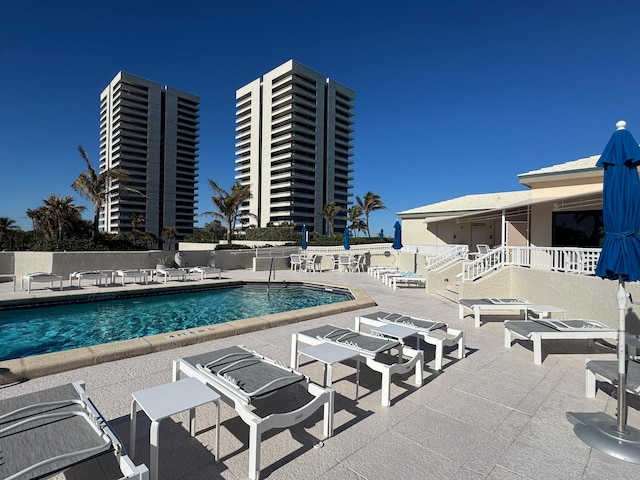 view of swimming pool featuring a patio