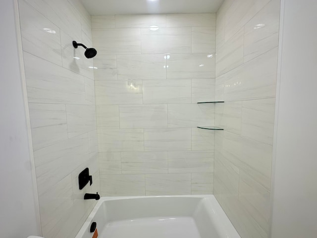 bathroom with tiled shower / bath