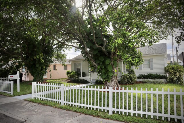 view of front of property featuring covered porch and a front lawn