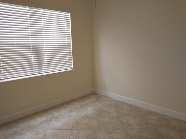 unfurnished room with light tile patterned flooring