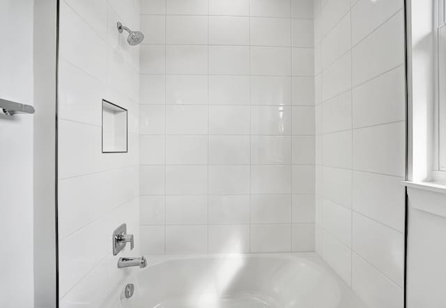 bathroom featuring tiled shower / bath