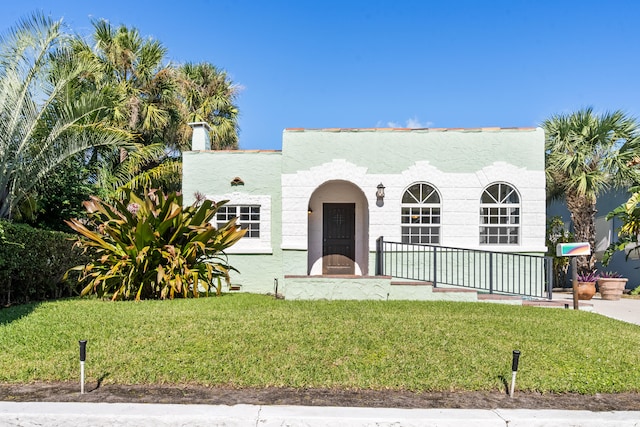 view of front of property featuring a front lawn