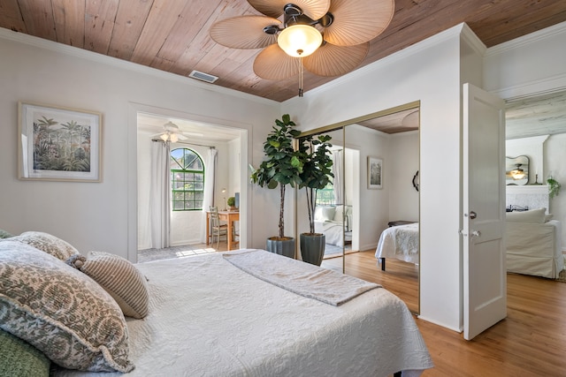 bedroom with ceiling fan, crown molding, and light hardwood / wood-style floors