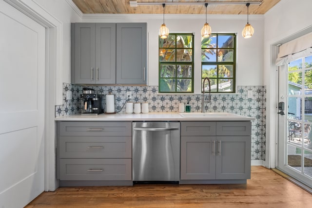 kitchen with sink, stainless steel dishwasher, light hardwood / wood-style floors, gray cabinets, and ornamental molding