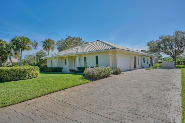 view of front of property featuring a front lawn and a garage