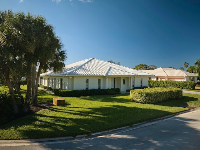 view of front facade featuring a front yard