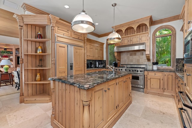 kitchen with stainless steel stove, hanging light fixtures, an island with sink, backsplash, and ornamental molding