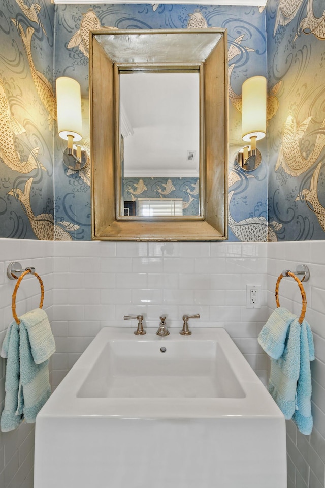 bathroom featuring tile walls