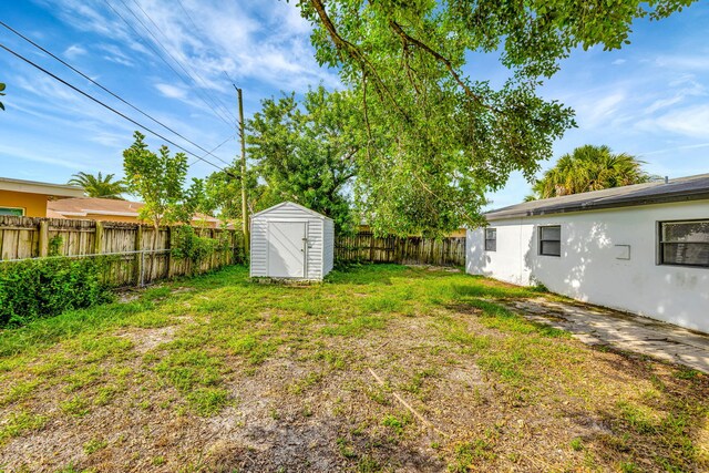 view of yard featuring a storage shed