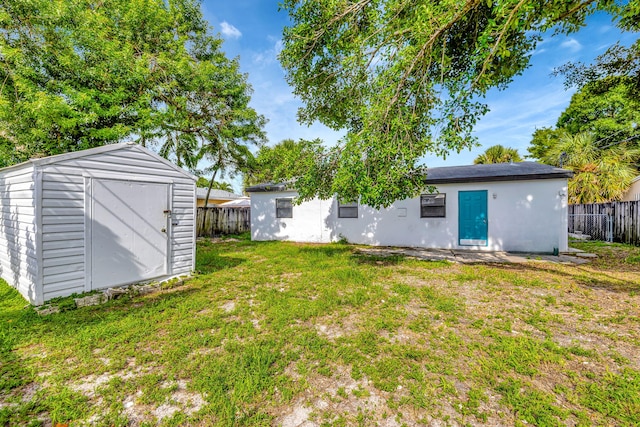 view of yard featuring a shed