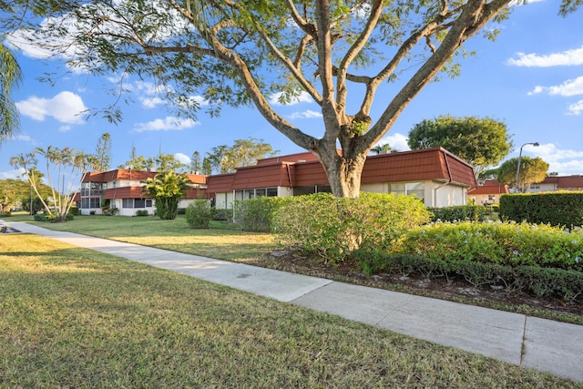 view of front of property featuring a front yard