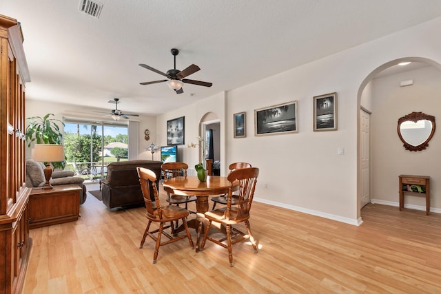 dining space featuring a textured ceiling, light hardwood / wood-style flooring, and ceiling fan