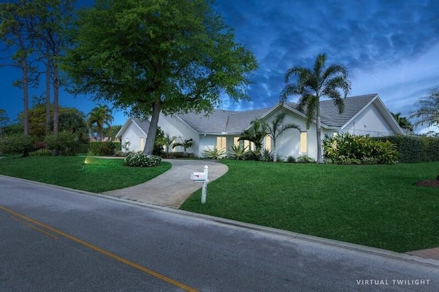 view of front of property featuring a yard