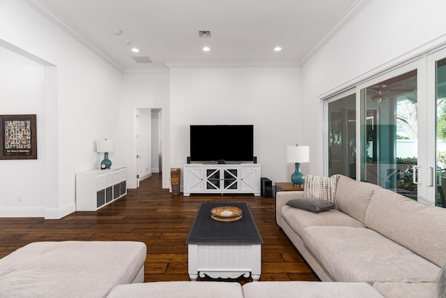 living room with crown molding, recessed lighting, visible vents, dark wood-type flooring, and baseboards