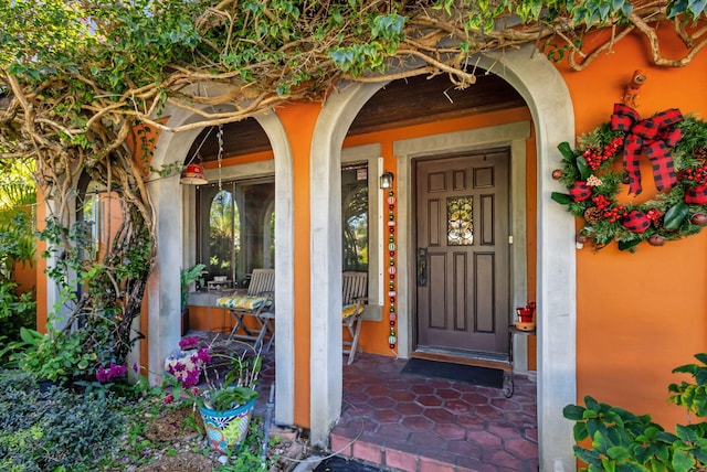 entrance to property featuring covered porch