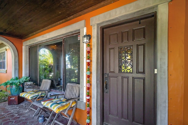 property entrance with covered porch