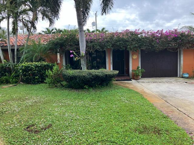 view of front facade featuring a front yard