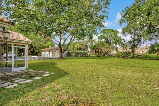 view of yard with an outdoor structure