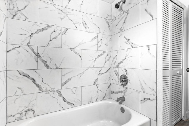 bathroom featuring tiled shower / bath combo