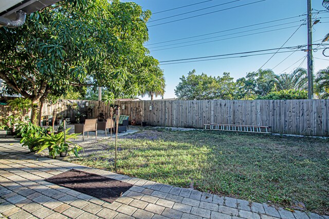 view of yard featuring a patio area