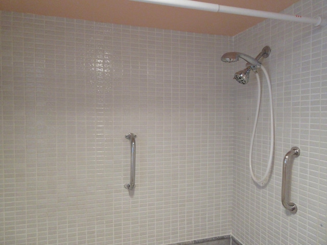 details featuring a tile shower