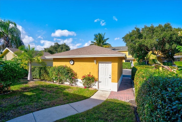 view of front of home with a front lawn