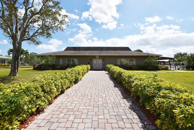 single story home featuring a front yard