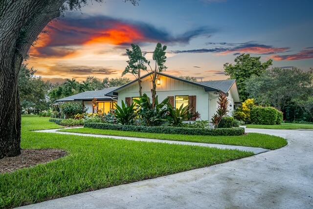 view of front of house featuring a lawn