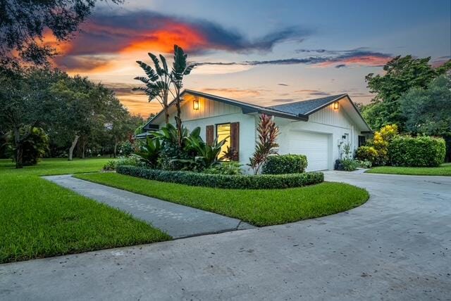 view of front of house featuring a yard and a garage