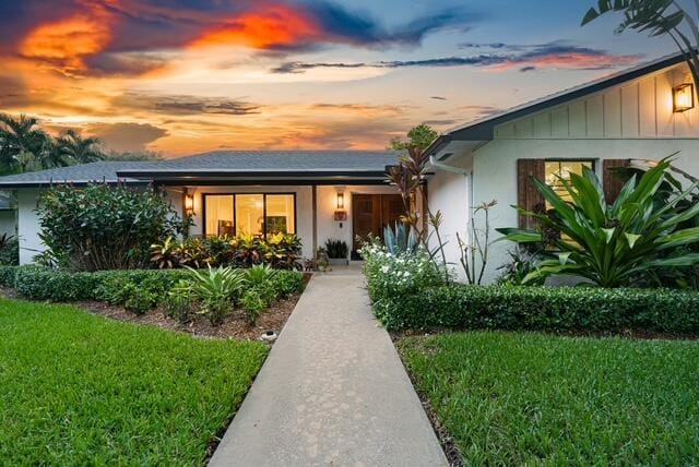 view of front of home featuring a yard