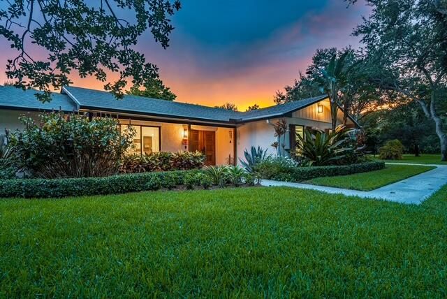 view of front of home featuring a lawn