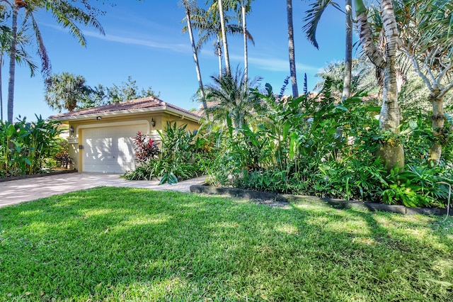 view of front of home featuring a front yard and a garage