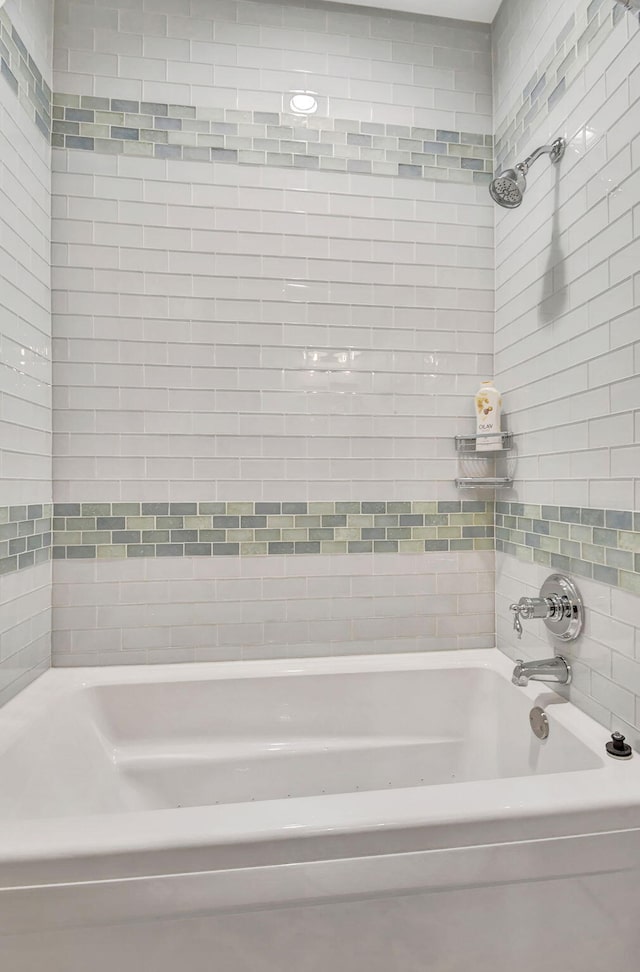 bathroom featuring tiled shower / bath