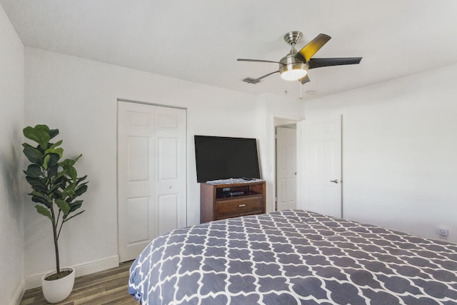 bedroom with baseboards, a closet, a ceiling fan, and wood finished floors