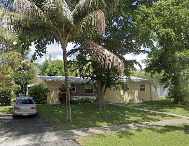 view of front facade with a front yard