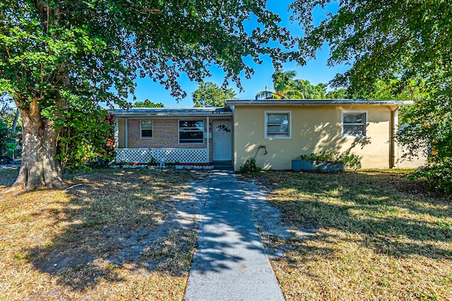 view of front of home featuring a front lawn