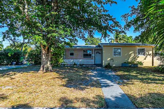 view of front of house featuring a front lawn