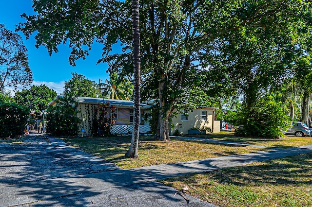 view of front of house featuring a front lawn