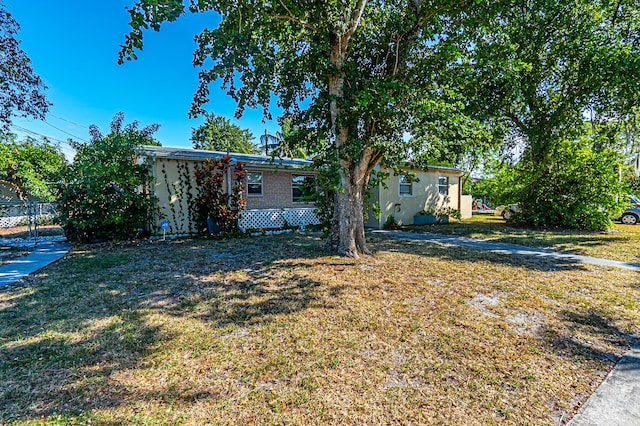 view of front of house featuring a front yard