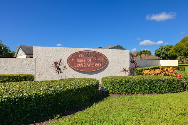 community / neighborhood sign featuring fence