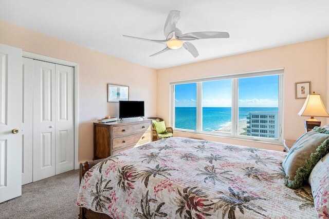 bedroom featuring ceiling fan, a closet, and carpet