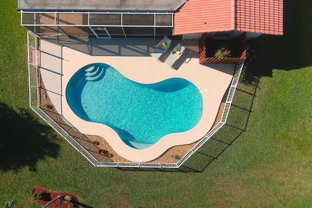 view of swimming pool