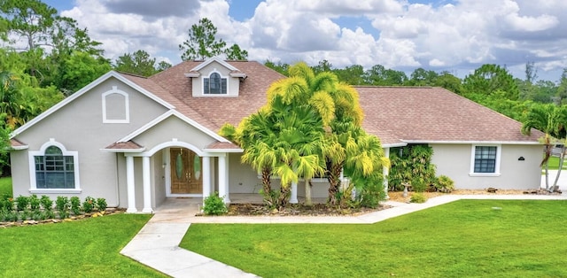 view of front of property featuring a front yard