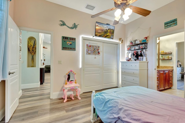 bedroom featuring a closet, light hardwood / wood-style floors, and ceiling fan